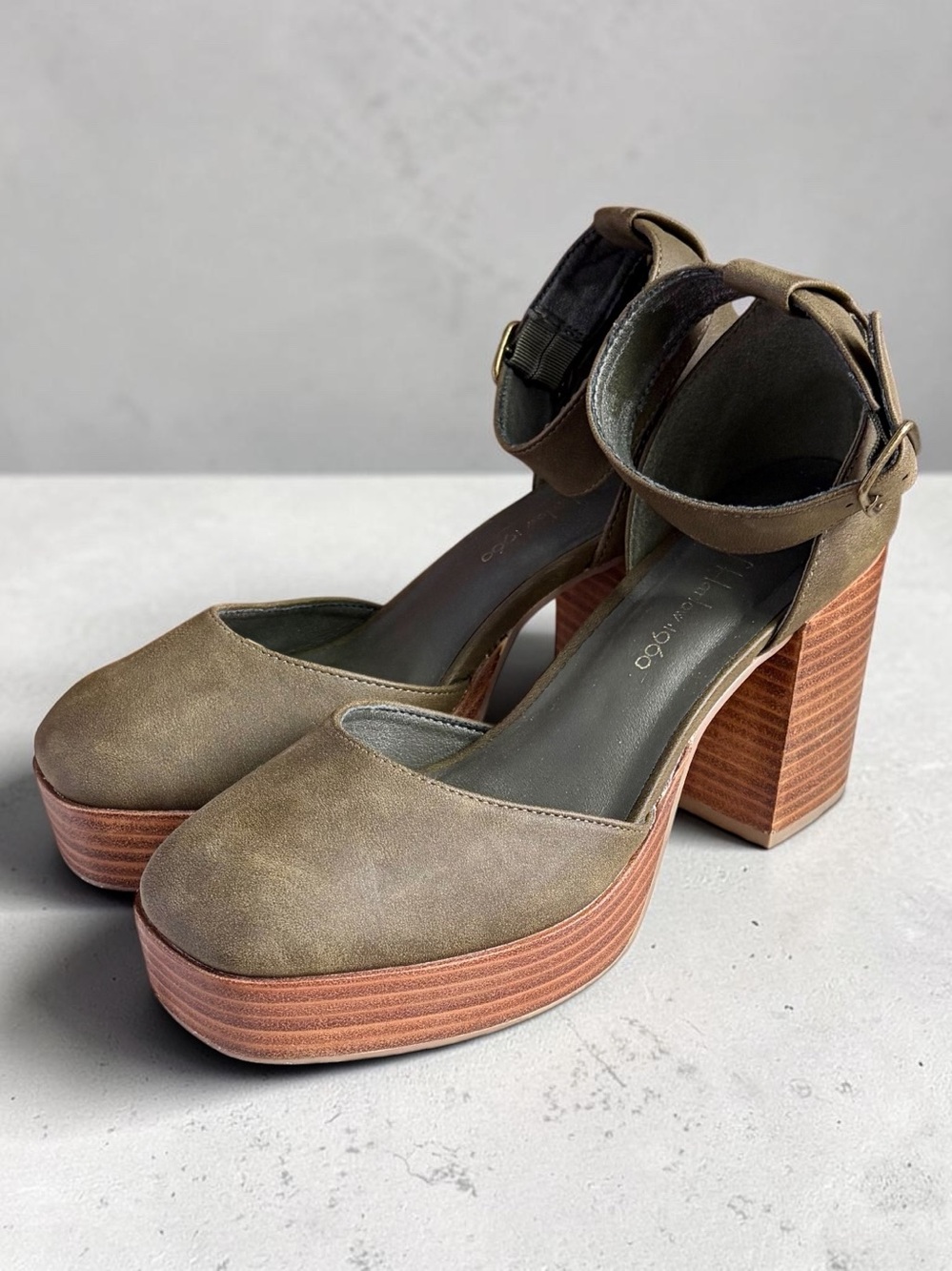 HOUSE OF HARLOW 1960 Sz 8.5M Green Platform Block Heel Earthy Boho Chic